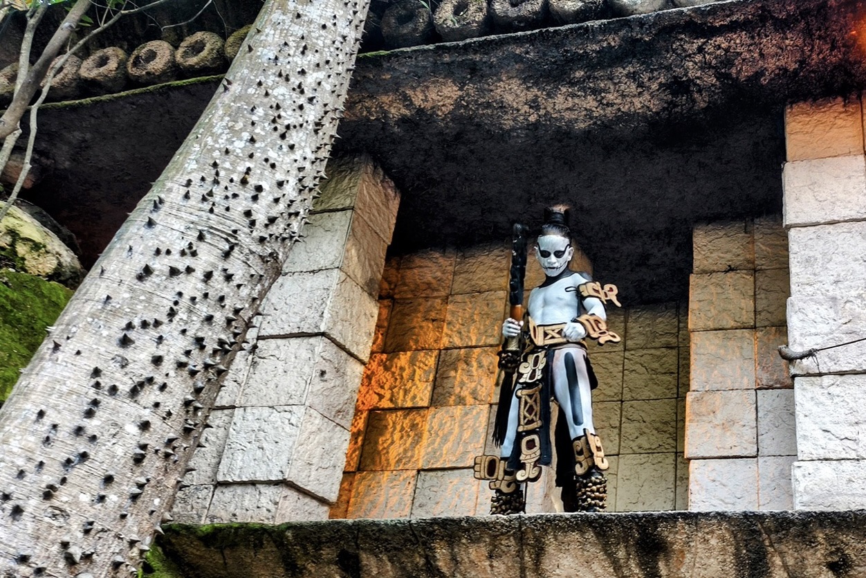 Contemporary constructions at Xcaret, in the style of the ancient, are indistinguishable from the real thing to most visitors Photo Carlos Rosado van der Gracht : Yucatán Magazine