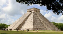 MFI- Pyramid of Kukulkán on a Chichen Itza day trip from Riviera Maya photo by arlos Rosado van der Gracht